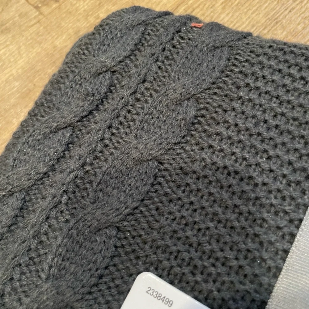 Set Of‎ 2 Throw Blankets Gray Woven and Cable Knit